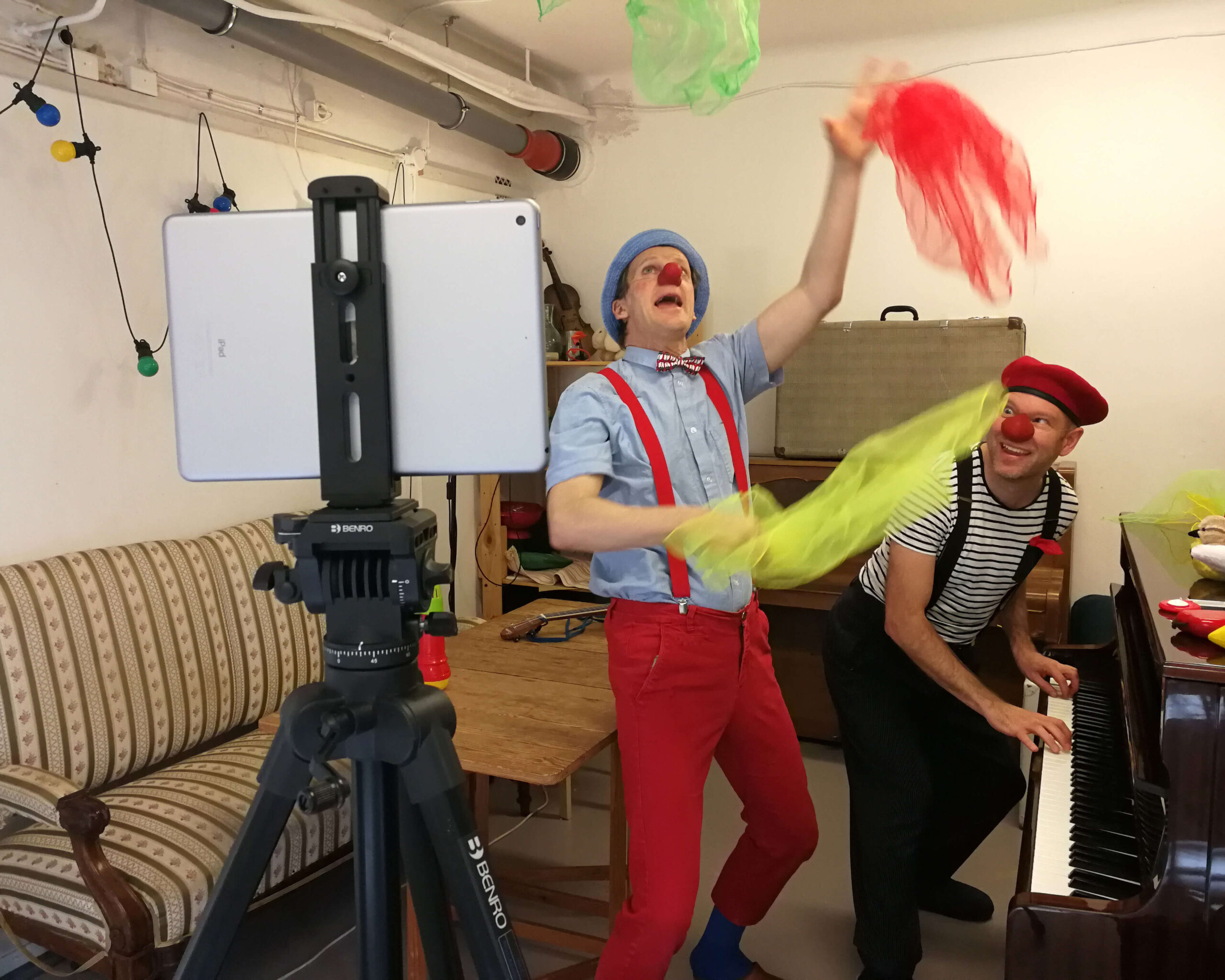 Clownerna Frans och Sören showar under videosamtal