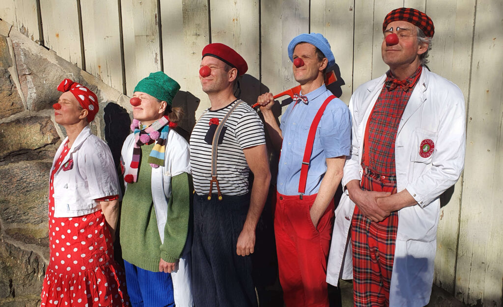 Clownerna Loppa, Jonas, Sören, Frans och Mattis på rad i solskenet